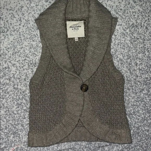 Abercrombie & Fitch Charcoal Knit Vest size Small - Picture 1 of 7